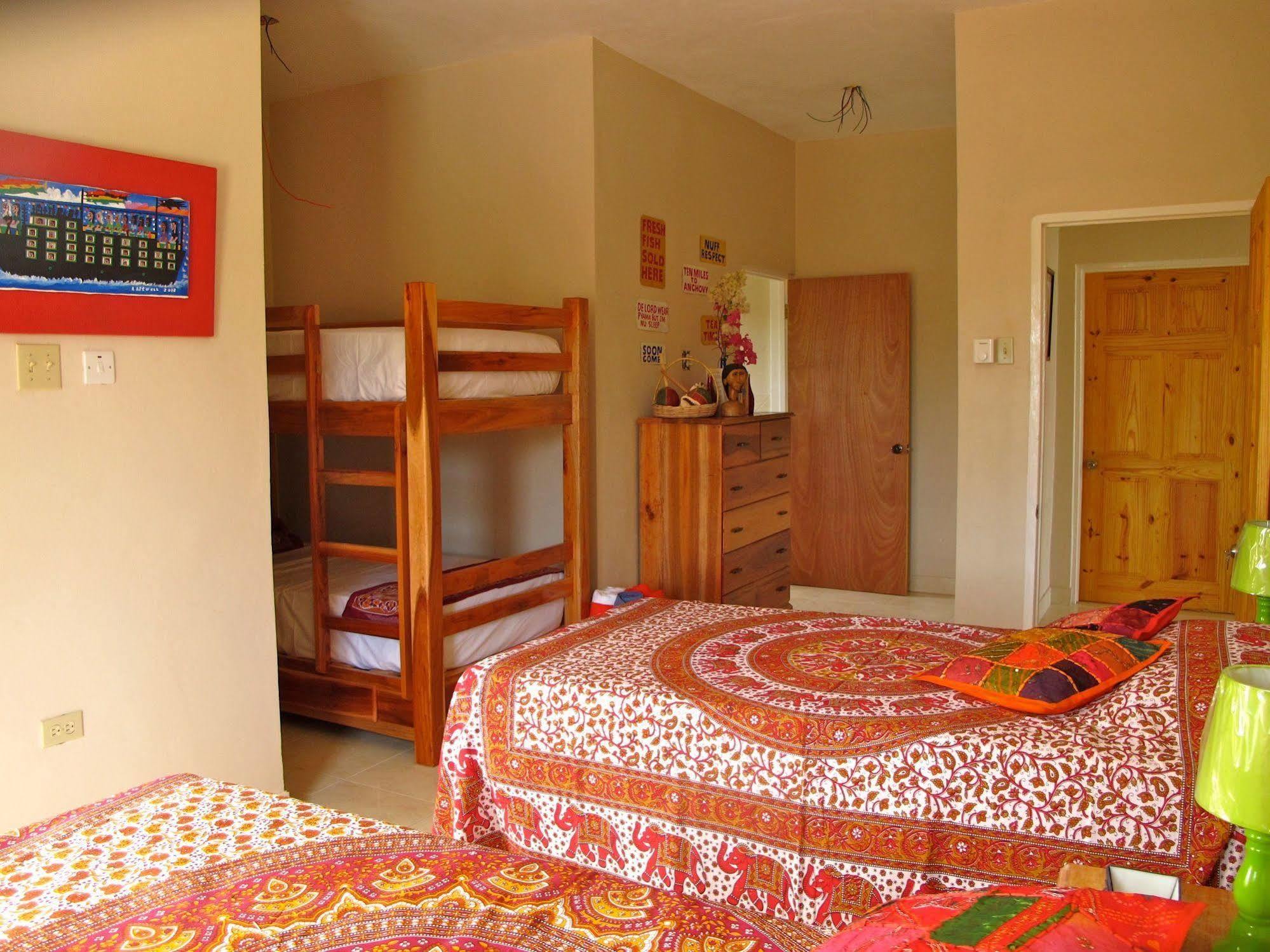 Albergue Just Next Door Treasure Beach Exterior foto