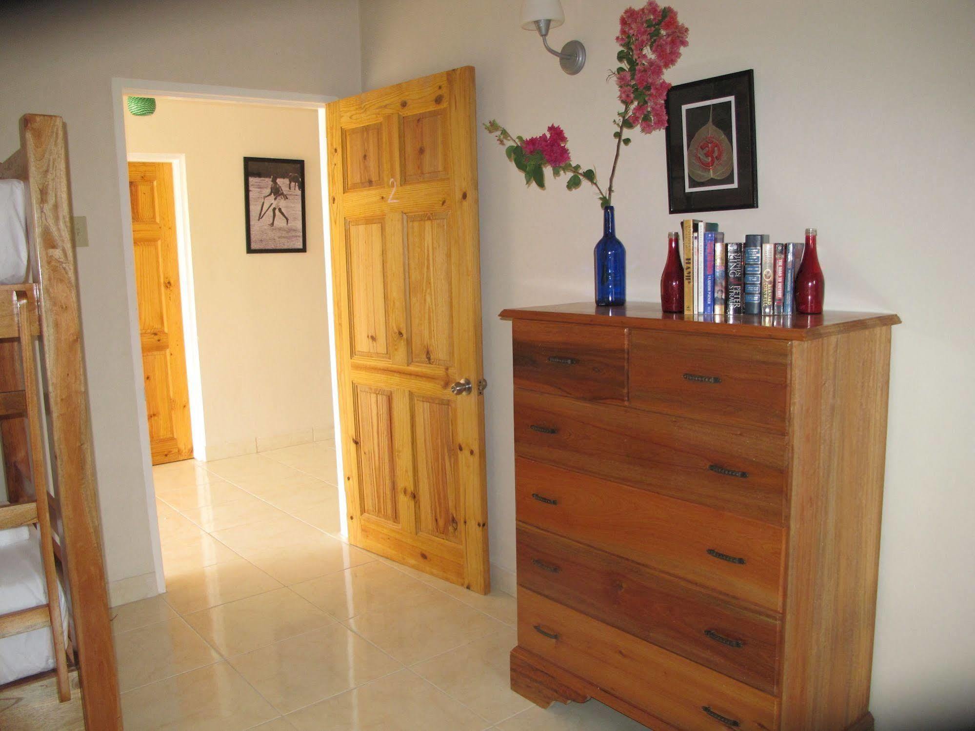 Albergue Just Next Door Treasure Beach Exterior foto