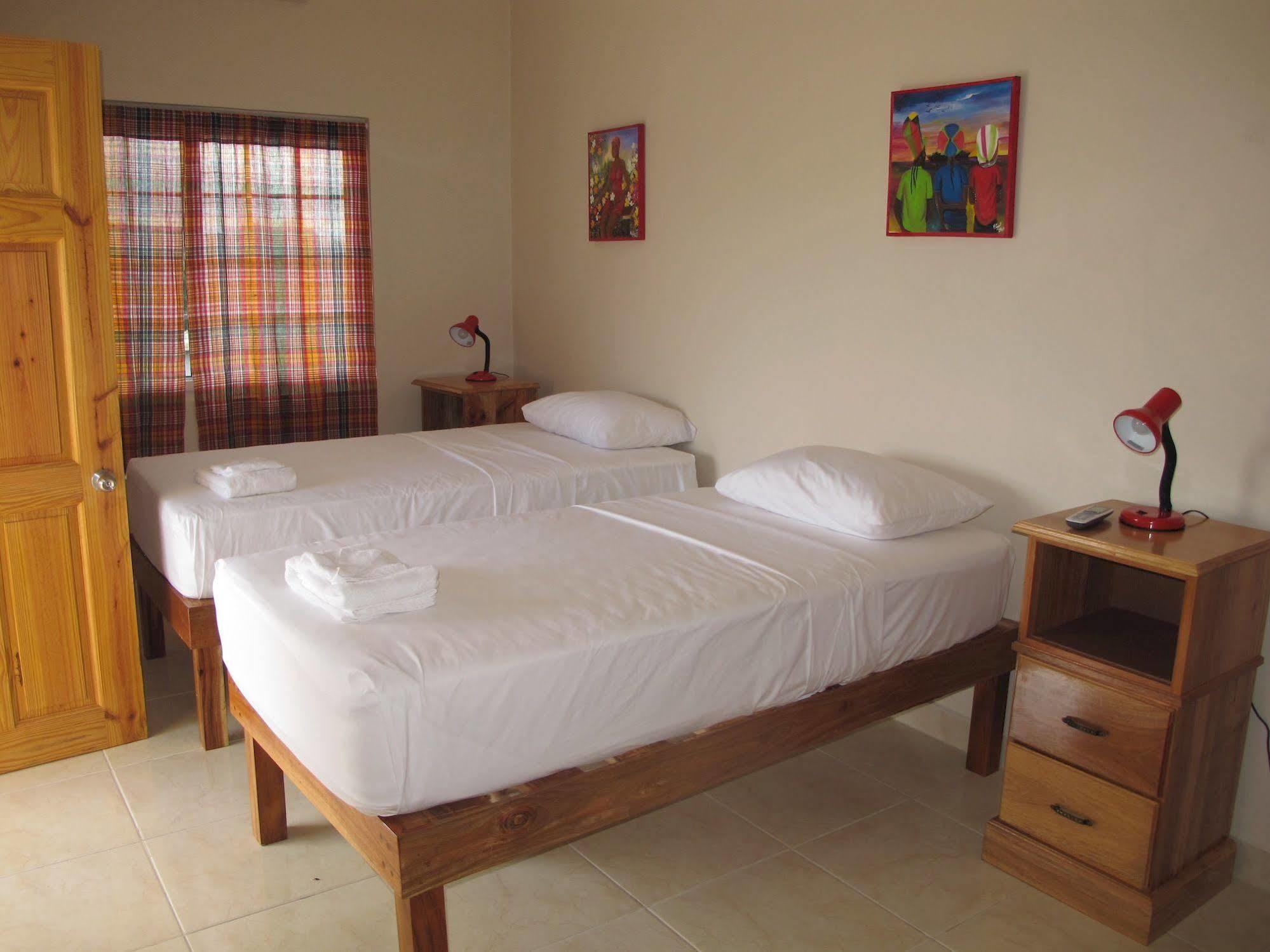 Albergue Just Next Door Treasure Beach Exterior foto